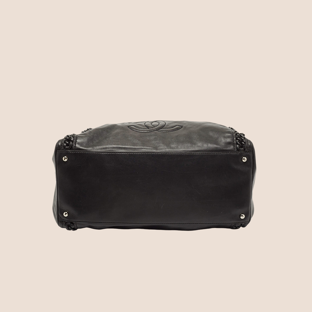CHANEL BLACK LEATHER CHAIN TRIM LUXE LIGNE BOWLER BAG