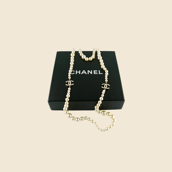 CHANEL CLASSIC CC LOGO PEARL NECKLACE