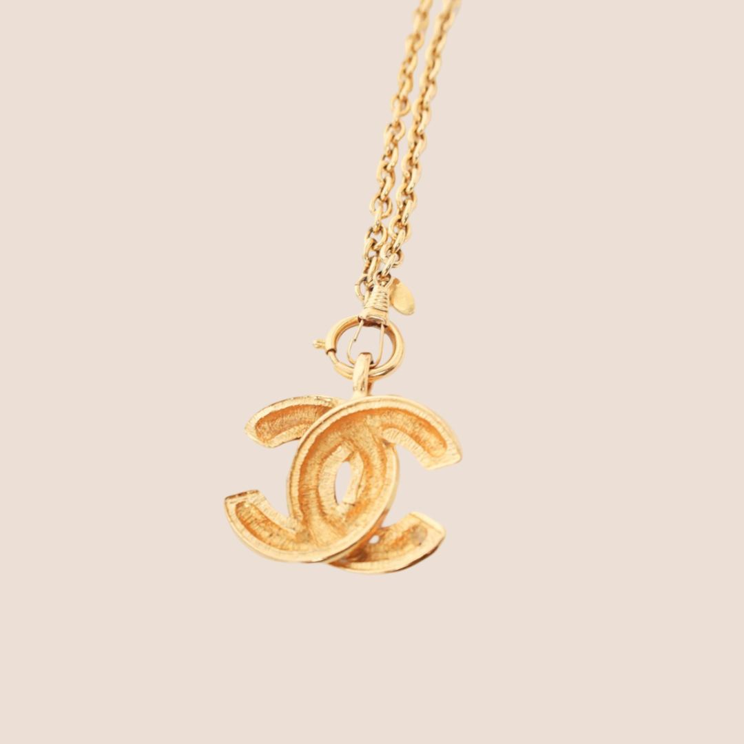 CHANEL GOLD-TONE QUILTED CC PENDANT CHAIN NECKLACE