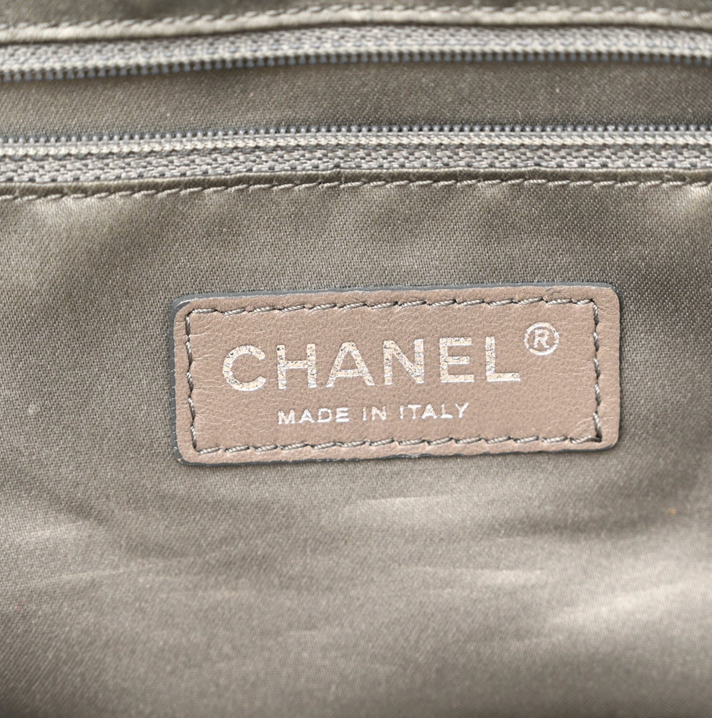 CHANEL 2008 SOHO CC LOGO CREAM PANELLED HANDBAG
