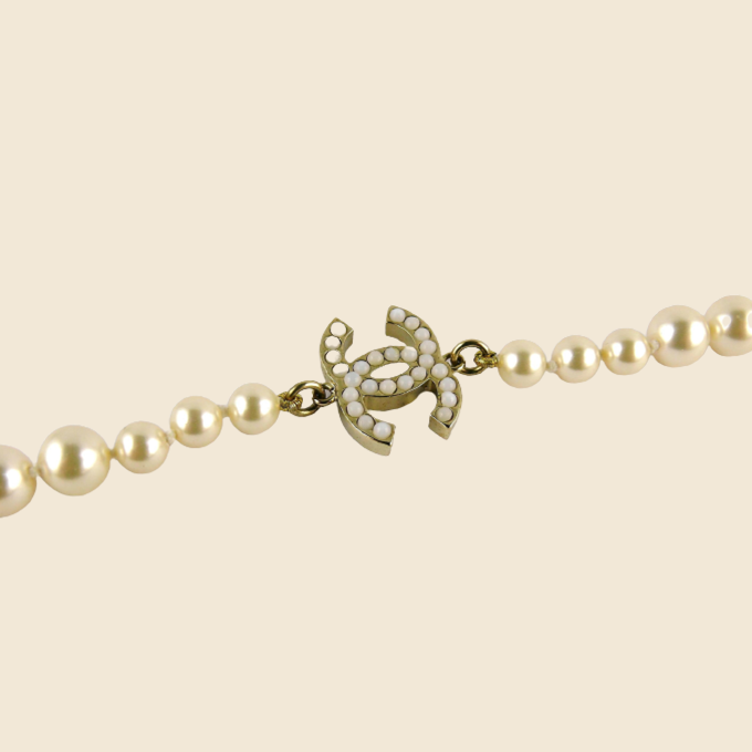 CHANEL CLASSIC CC LOGO PEARL NECKLACE