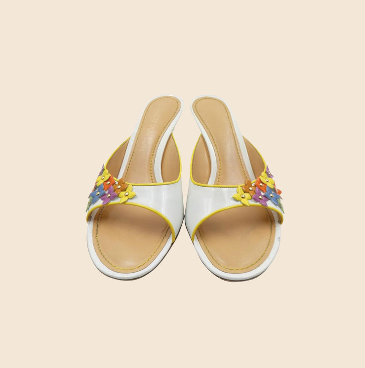 LOUIS VUITTON WHITE AND YELLOW PATENT LEATHER FLOWER KITTEN HEELS