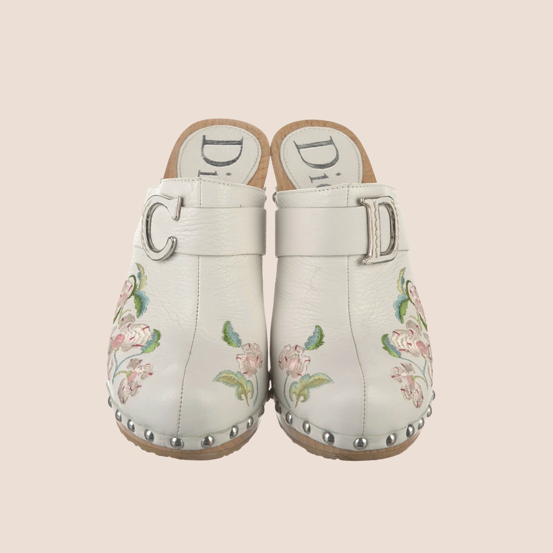 CHRISTIAN DIOR 2005 WHITE FLORAL EMBROIDERED CLOGS