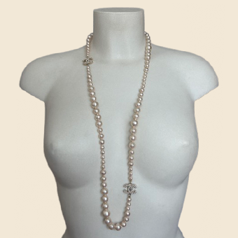 CHANEL CLASSIC CC LOGO PEARL NECKLACE