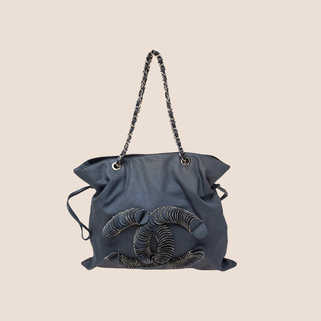 CHANEL BLUE DENIM DRAWSTRING DISCUS TOTE BAG