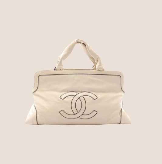 CHANEL 2008 SOHO CC LOGO CREAM PANELLED HANDBAG